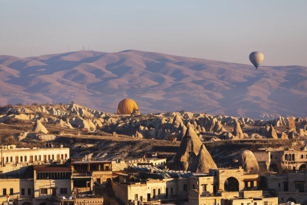 热气球在卡帕多西亚的戈雷姆村上空飞行图片下载