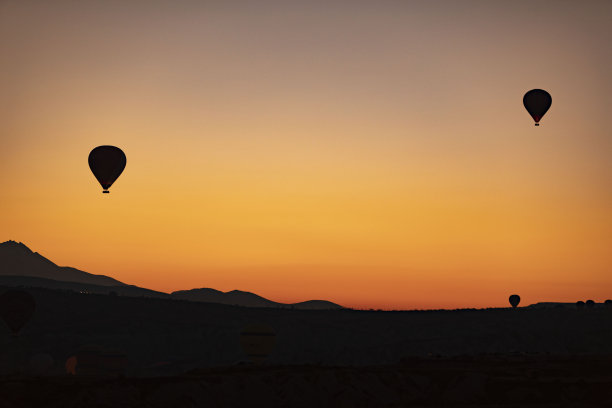 日出时在卡帕多西亚放飞的热气球图片下载