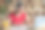 高兴年轻的亚洲女学生无线耳机果汁看着笔记本电脑在客厅内部图片下载