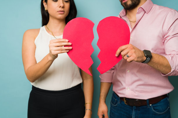 伤心的情侣分手了，心碎了图片下载