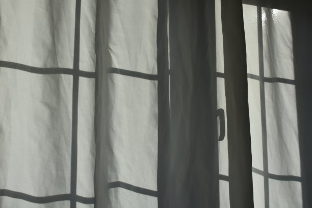 窗影在窗帘上，窗户和窗帘在背光图片下载