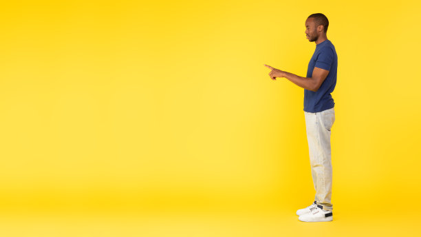 黑家伙指着手指在复制空间，黄色背景图片下载