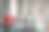 在家写博客。快乐的白种人大胡子男子展示照片相机和拍摄视频在房间里图片下载