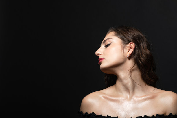 美丽的黑发女人与波浪长发和化妆特写工作室肖像图片下载