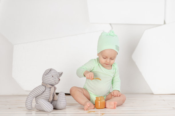 宝宝从罐子里自己吃，喂养和婴儿食品的概念图片下载