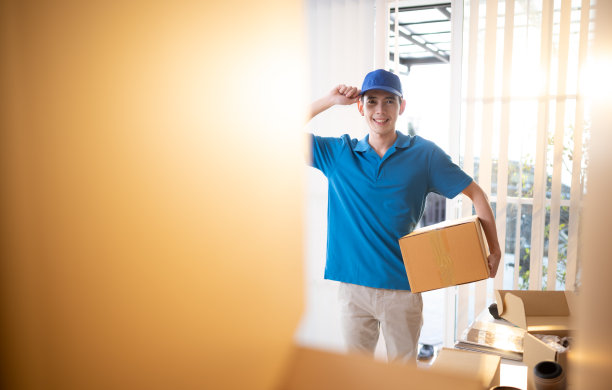 送货员把顾客购买的货物送到顾客家里。图片下载