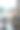 微笑的自由职业女孩在咖啡馆的笔记本电脑前工作，一个自由的年轻女人的工作日图片下载