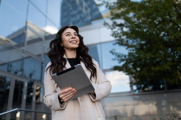 成年独立成功的女商人办公室外，商业经济顾问的概念图片下载