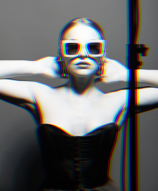 女性肖像，经典发型，复古太阳镜，口红，圆形耳环和黑色紧身胸衣在RGB颜色分裂效果风格图片下载