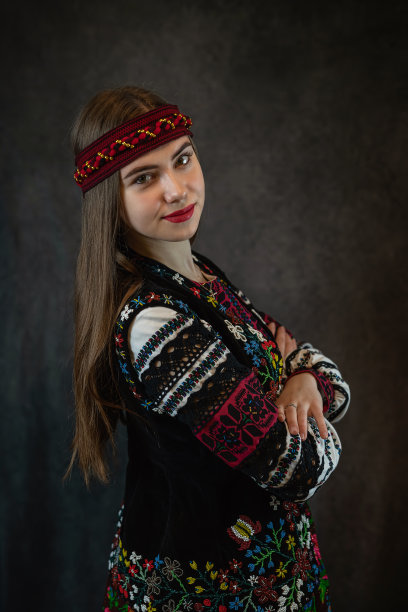 高加索妇女穿着乌克兰民族刺绣服装图片下载