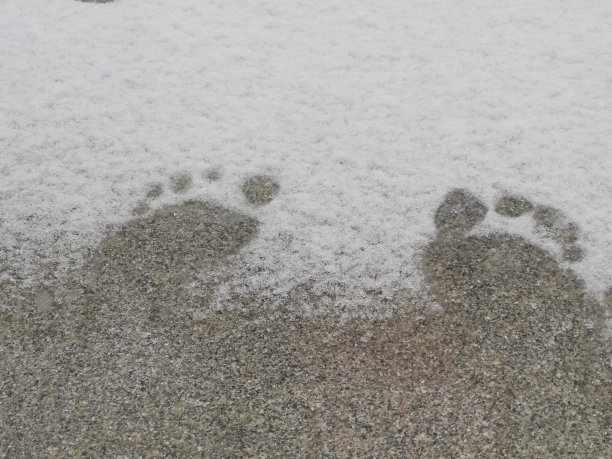 一层新雪里有赤脚的痕迹图片下载