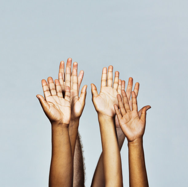 我做志愿者!不同的手组举起，手掌平图片下载