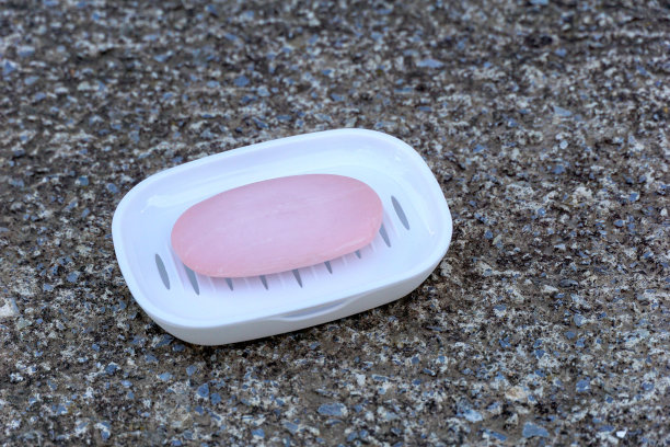 在塑料盘子中使用肥皂，健康和个人卫生理念图片下载