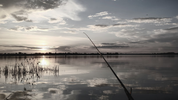 风景优美的第聂伯罗河钓鱼竿图片下载