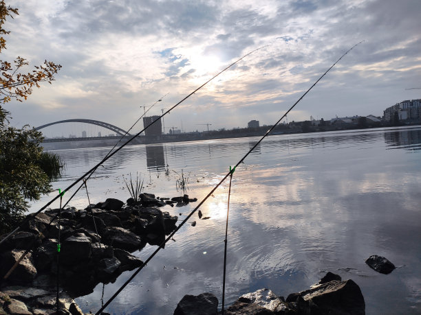 风景优美的第聂伯罗河钓鱼竿图片下载