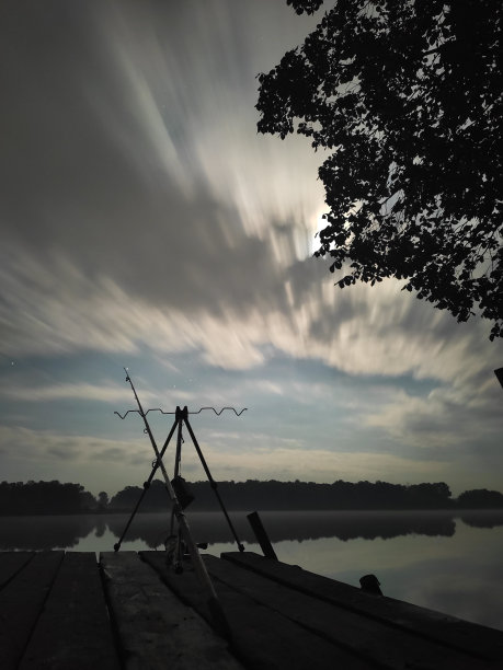 美丽的景色第聂伯罗河越过钓鱼杆的夜晚图片下载