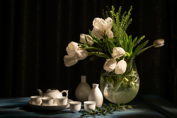 静物，花瓶和茶具里插着白色郁金香。图片下载