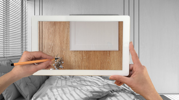 增强现实概念。手持平板与AR应用程序用于模拟家具和设计产品在空木制室内大理石地板，木制卧室图片下载