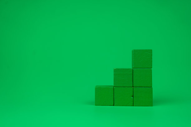 堆叠的空绿色块与自由空间为您的文本图片下载