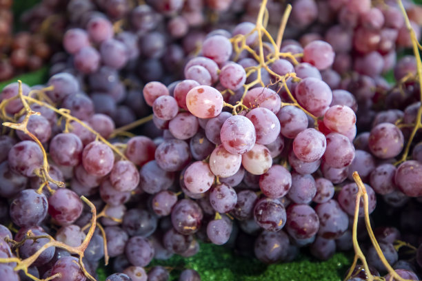 在蔬菜水果店柜台欣赏美味的葡萄串。图片下载