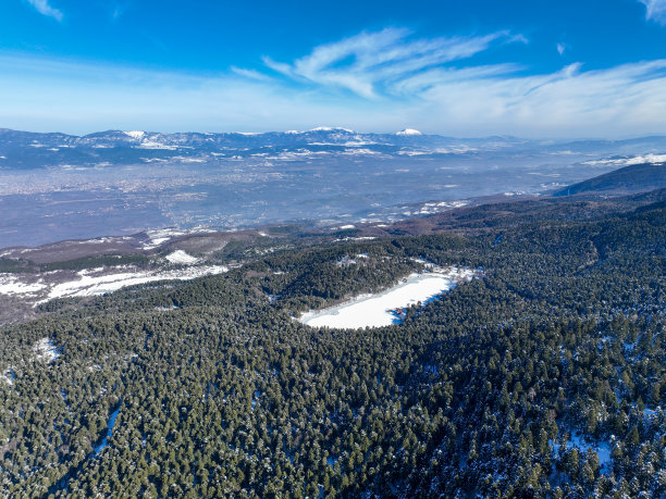 Golcuk - Bolu -土耳其，冬季下雪期间降雪。旅行概念无人机照片。图片下载