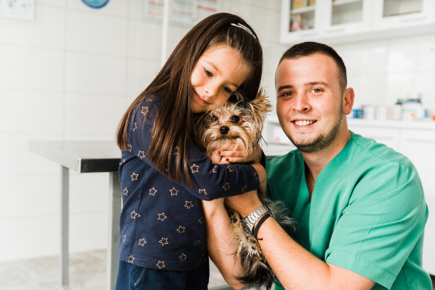 小女孩照顾她的狗图片下载