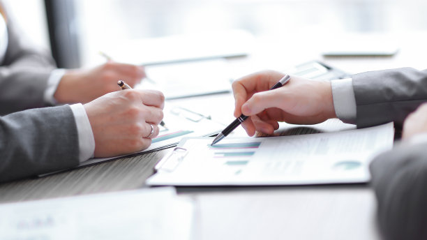 商务谈判，讨论交易条件，合同。商务谈判概念。图片下载