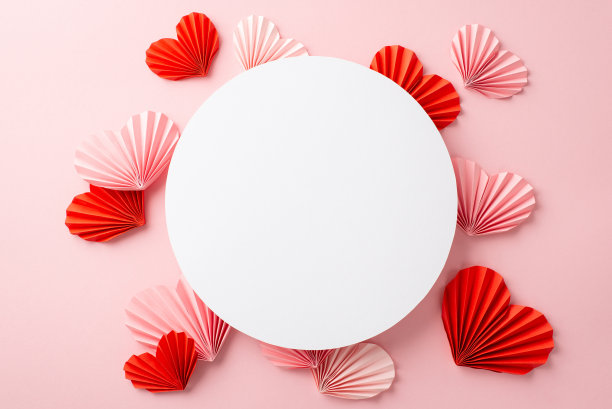 母亲节的概念。顶部视图照片的白色圆圈和折纸心形在孤立的粉彩粉红色背景与空白图片下载