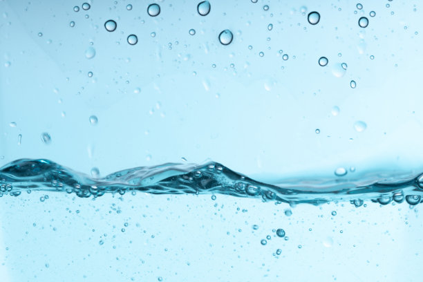 蓝色的水花溅在玻璃器皿里。干净的清水图片下载