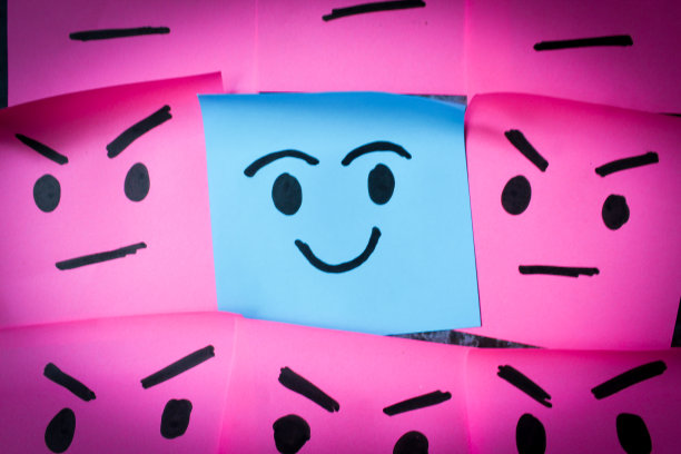 近距离观察画在便利纸上的愤怒的面部表情和微笑的概念图片下载