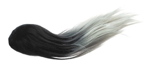 两种色调假发发型飞落爆炸。白人黑人妇女假发头发漂浮在半空中。两种色调假发头发延伸风吹云扔。白色背景隔离高速冻结运动图片下载