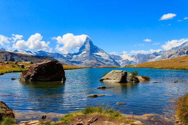 瑞士阿尔卑斯山采尔马特的斯泰利湖(Stellisee)和马特洪山的夏季景色图片下载