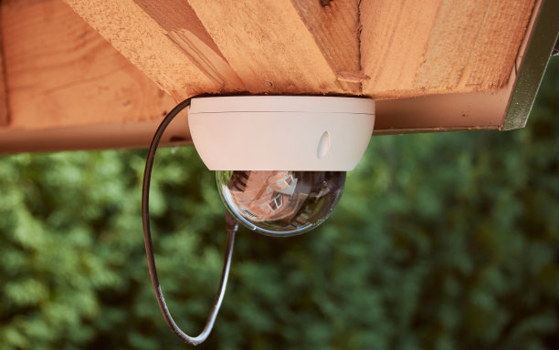 房子里装了监控摄像头。闭路电视摄像头安装在屋顶下面。图片下载