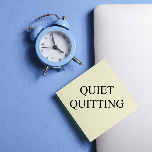 电脑上黄色贴纸上的安静退出，蓝色背景上的时钟。工作与生活平衡的概念。后疫情生活哲学。square图片下载