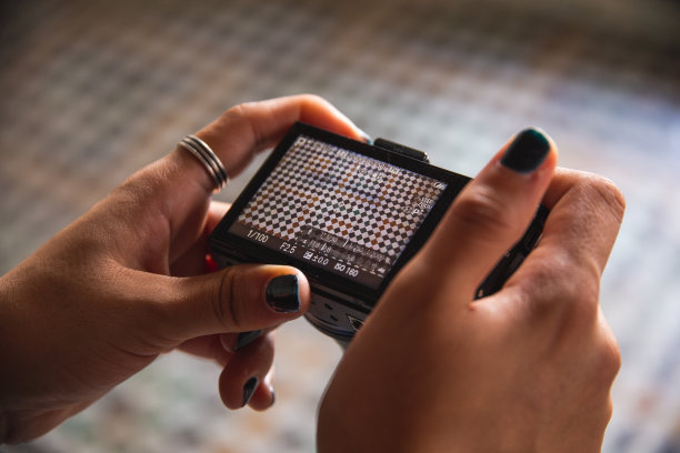 年轻女子拍摄摩洛哥马赛克照片图片下载