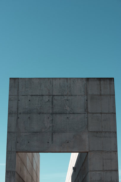 西班牙萨拉戈萨公共空间的钢筋混凝土结构。图片下载