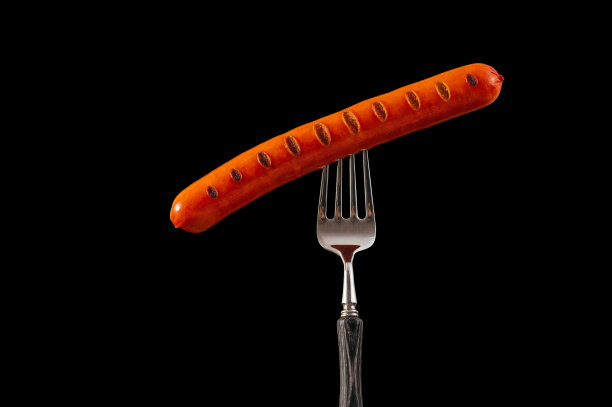 烤巴伐利亚香肠。香肠撒在叉子上。图片下载