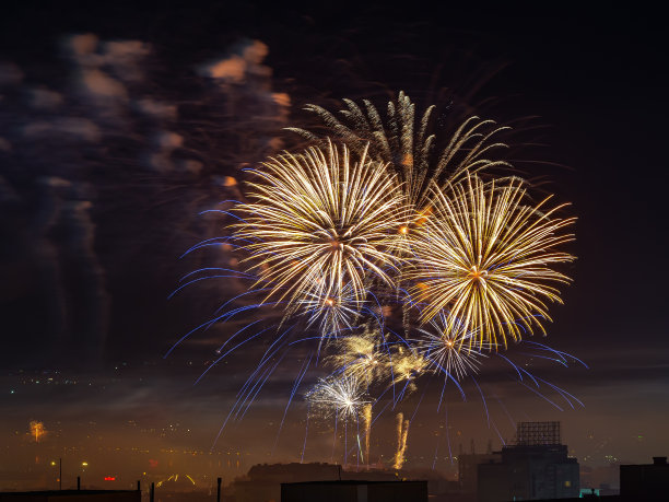 节日的烟花在午夜的天空中绽放。红白烟火爆炸白城庆祝传统节日。烟火和爆竹的概念。长时间曝光夜景。图片下载