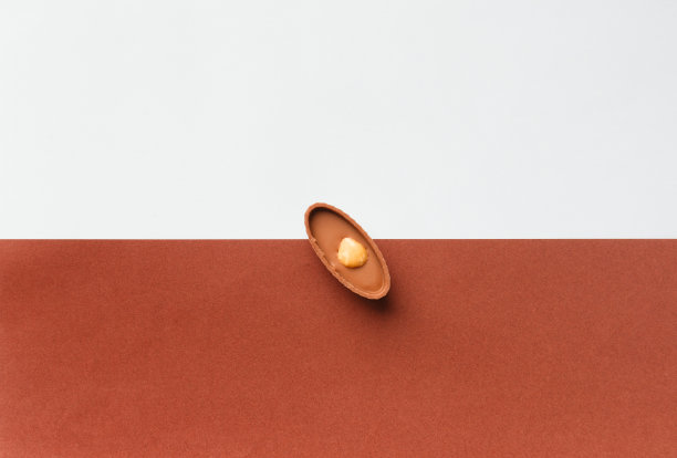 巧克力糖果在白棕色的背景俯视图图片下载