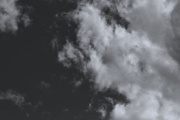 灰色的天空和白云。天空和云的单色背景。图片下载