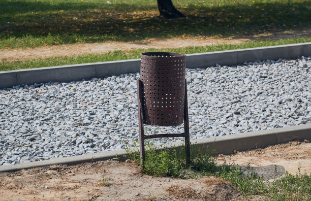 公园里的金属垃圾桶。城市生活生态。图片下载