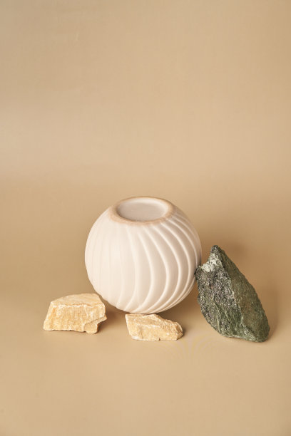 最小的背景，一个模型与平台的产品演示，抽象光背景与天然石头和瓷架。有空间复制。高质量照片图片下载