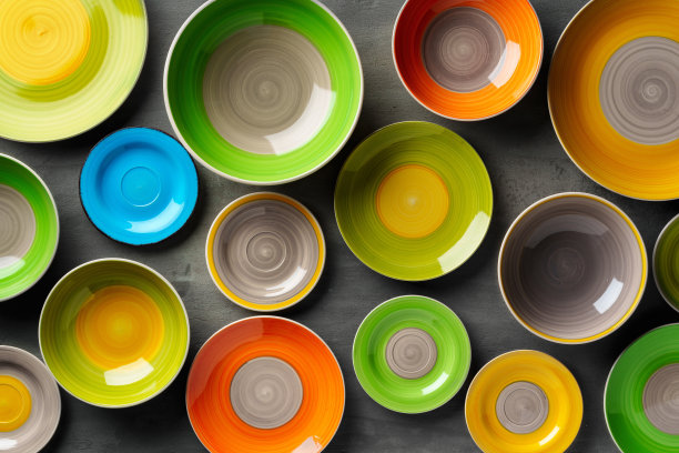 彩色陶瓷板在灰色背景俯视图图片下载