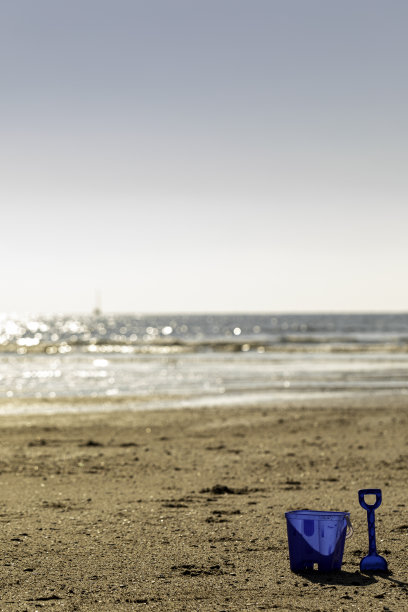 沙滩上的水桶和铁锹图片下载