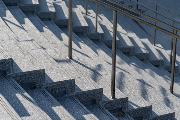 通往现代公共建筑的花岗岩楼梯图片下载