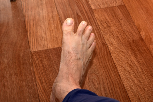 男人的脚，俯视图。图片下载