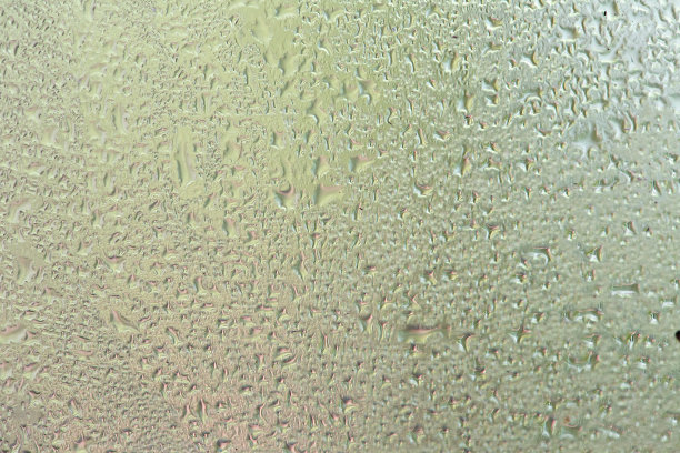 水滴在窗户上，有纹理的背景，柔和的颜色，散焦图片下载