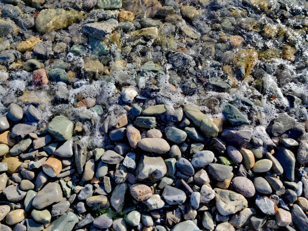 海滩上的石头图片下载