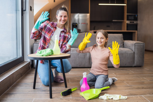 母亲和女儿在打扫房子图片下载