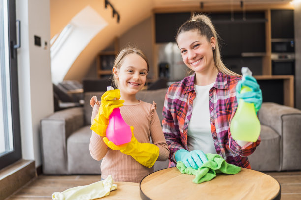 母亲和女儿在打扫房子图片下载